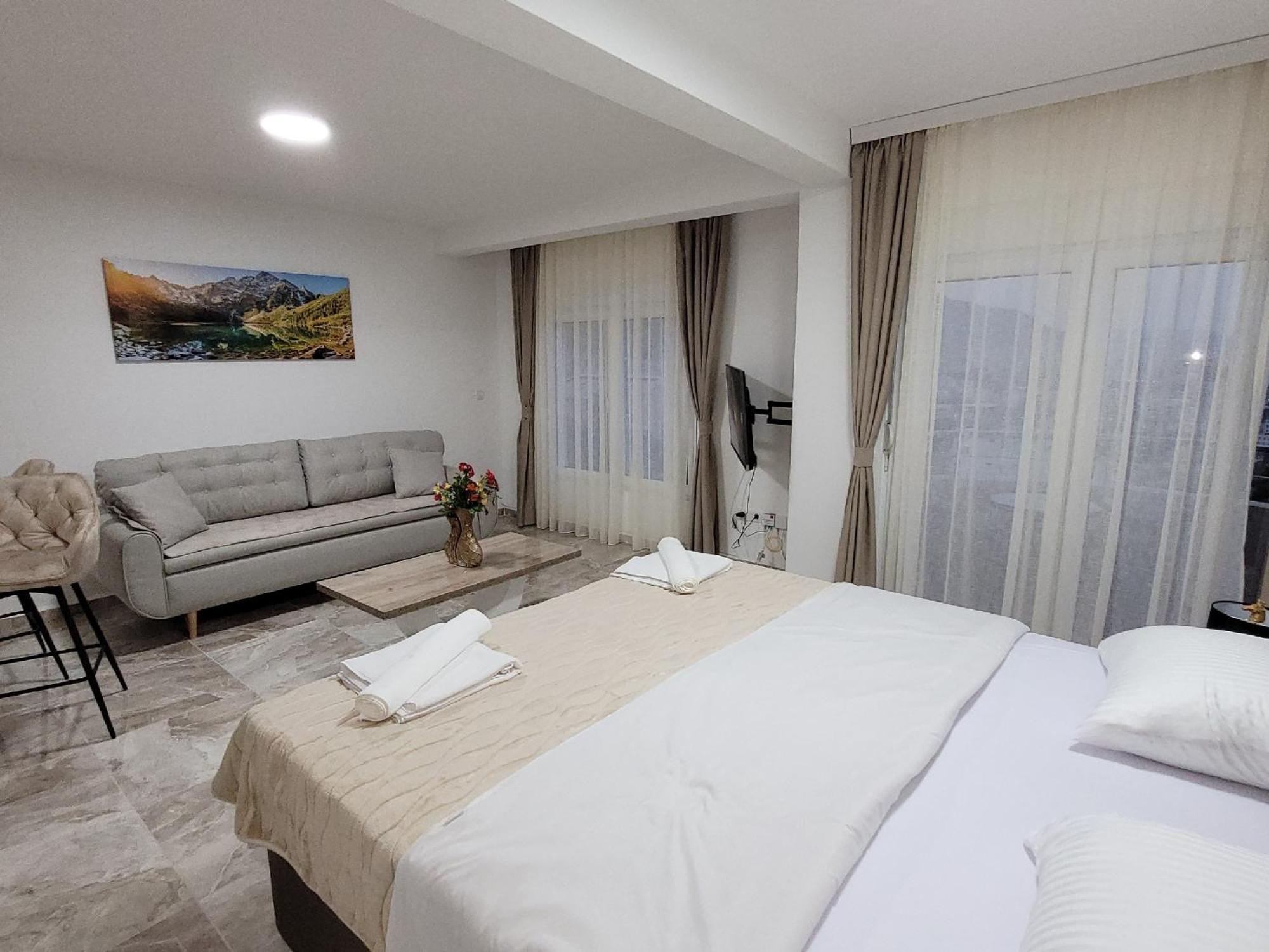 Montenegro Apartments Phoenix With Pool Bar Eksteriør billede