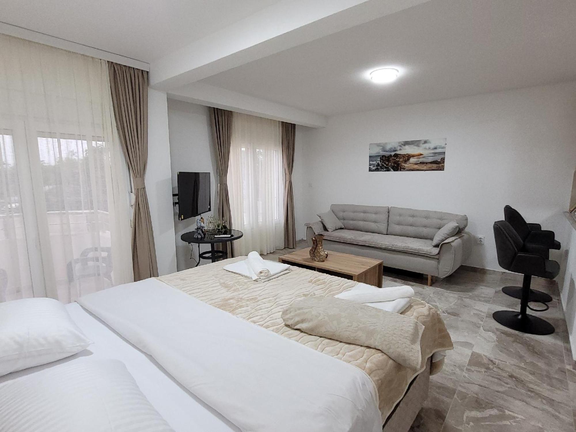 Montenegro Apartments Phoenix With Pool Bar Eksteriør billede