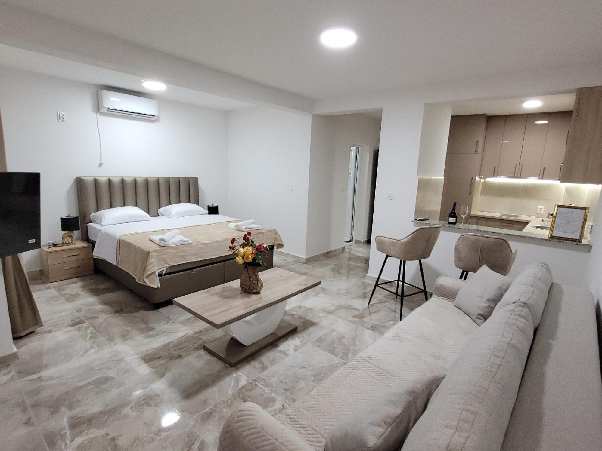 Montenegro Apartments Phoenix With Pool Bar Eksteriør billede
